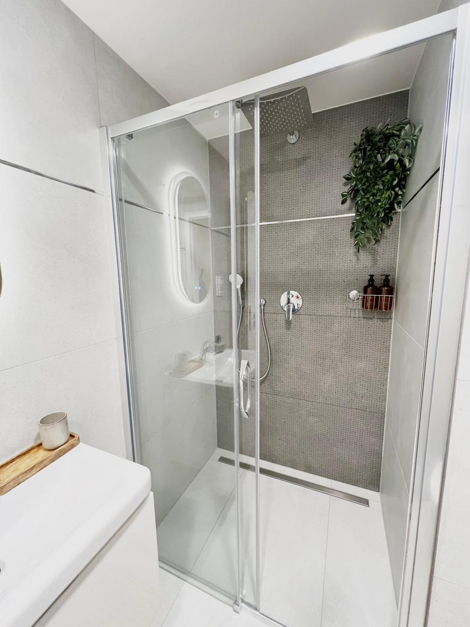 Japandi Pearl Designed Studio,parking ,aircon, O2 Praga